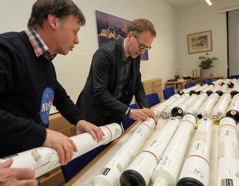 Rector signeert telescopen voor het project 'Sterren Schitteren voor Iedereen'