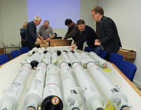 Rector UGent signeert telescopen voor het project 'Sterren Schitteren voor Iedereen'