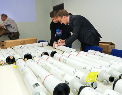 Rector UGent signeert telescopen voor het project 'Sterren Schitteren voor Iedereen'