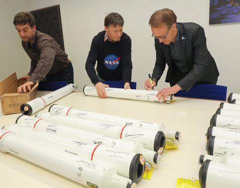 Rector UGent signeert telescopen voor het project 'Sterren Schitteren voor Iedereen'