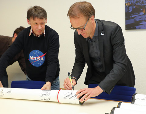 Rector UGent signeert telescopen voor het project 'Sterren Schitteren voor Iedereen'