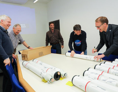 Rector UGent signeert telescopen voor het project 'Sterren Schitteren voor Iedereen'