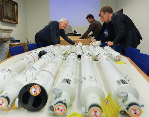 Rector UGent signeert telescopen voor het project 'Sterren Schitteren voor Iedereen'