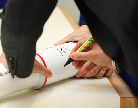 Rector UGent signeert telescopen voor het project 'Sterren Schitteren voor Iedereen'