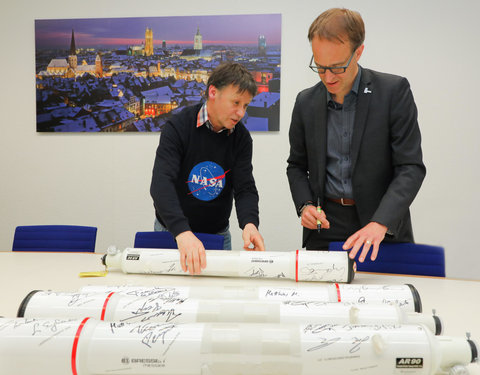 Rector UGent signeert telescopen voor het project 'Sterren Schitteren voor Iedereen'