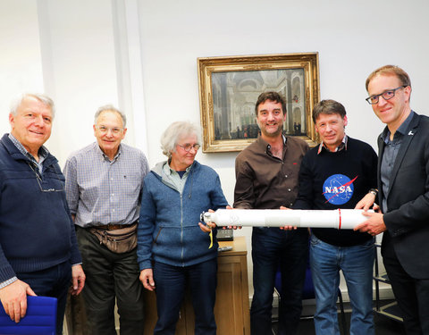 Rector UGent signeert telescopen voor het project 'Sterren Schitteren voor Iedereen'