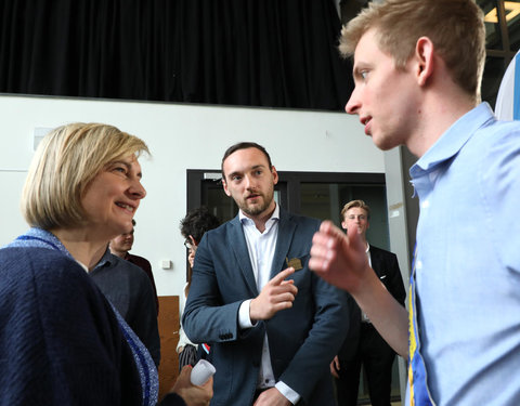 Ondertekening eerste Vlaamse Doopkader door minister van Onderwijs, rectoren en studentenvertegenwoordigers