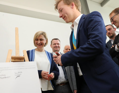 Ondertekening eerste Vlaamse Doopkader door minister van Onderwijs, rectoren en studentenvertegenwoordigers