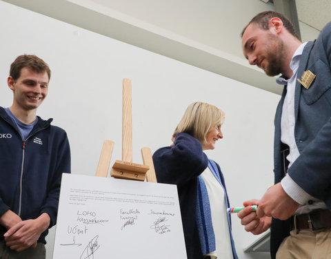 Ondertekening eerste Vlaamse Doopkader door minister van Onderwijs, rectoren en studentenvertegenwoordigers