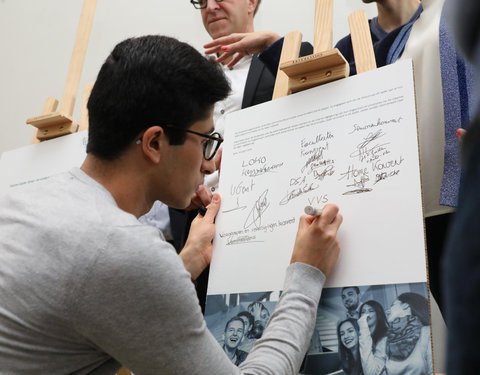 Ondertekening eerste Vlaamse Doopkader door minister van Onderwijs, rectoren en studentenvertegenwoordigers