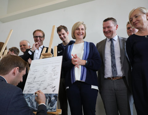 Ondertekening eerste Vlaamse Doopkader door minister van Onderwijs, rectoren en studentenvertegenwoordigers