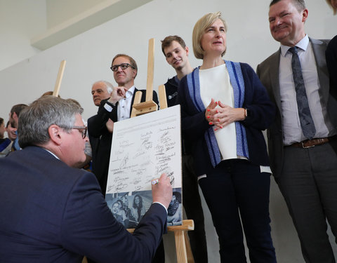 Ondertekening eerste Vlaamse Doopkader door minister van Onderwijs, rectoren en studentenvertegenwoordigers