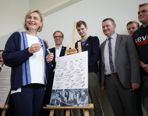 Ondertekening eerste Vlaamse Doopkader door minister van Onderwijs, rectoren en studentenvertegenwoordigers