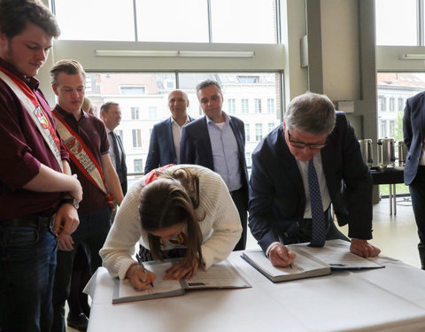 Ondertekening eerste Vlaamse Doopkader door minister van Onderwijs, rectoren en studentenvertegenwoordigers