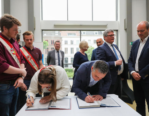 Ondertekening eerste Vlaamse Doopkader door minister van Onderwijs, rectoren en studentenvertegenwoordigers