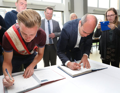 Ondertekening eerste Vlaamse Doopkader door minister van Onderwijs, rectoren en studentenvertegenwoordigers