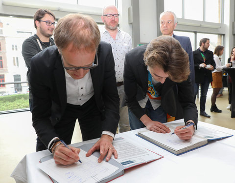 Ondertekening eerste Vlaamse Doopkader door minister van Onderwijs, rectoren en studentenvertegenwoordigers