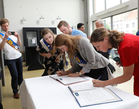 Ondertekening eerste Vlaamse Doopkader door minister van Onderwijs, rectoren en studentenvertegenwoordigers