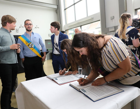 Ondertekening eerste Vlaamse Doopkader door minister van Onderwijs, rectoren en studentenvertegenwoordigers