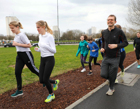 Watersportbaanloop faculteit Politieke en Sociale Wetenschappen voor De Warmste Week