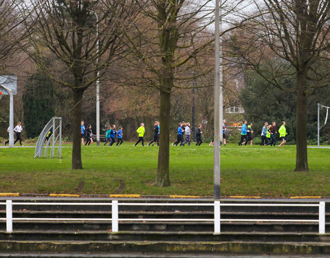 Watersportbaanloop faculteit Politieke en Sociale Wetenschappen voor De Warmste Week