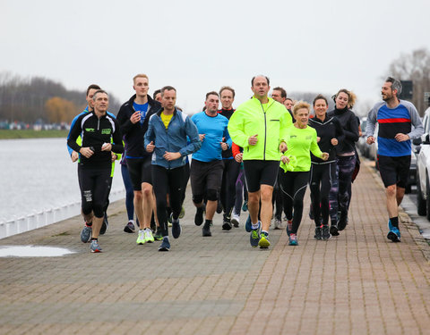 Watersportbaanloop faculteit Politieke en Sociale Wetenschappen voor De Warmste Week