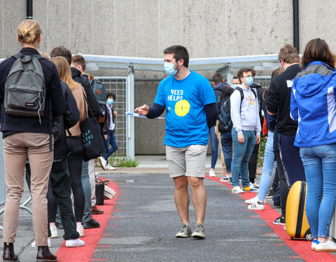 On campus examen in sporthallen GUSB