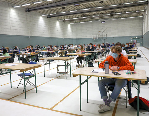 On campus examen in sporthallen GUSB