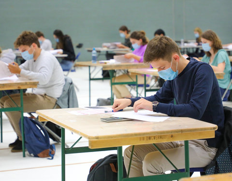 On campus examen in sporthallen GUSB