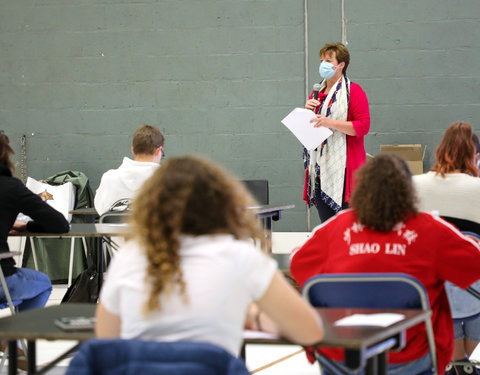 On campus examen in sporthallen GUSB