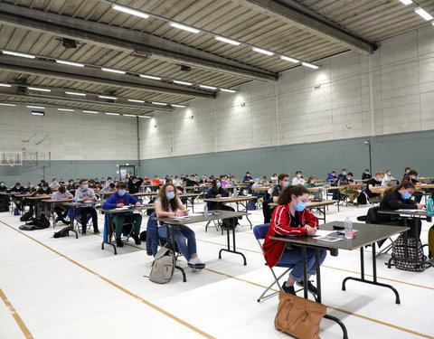 On campus examen in sporthallen GUSB