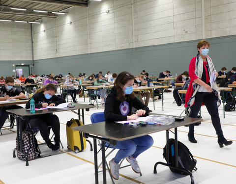 On campus examen in sporthallen GUSB