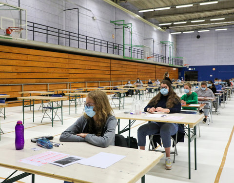 On campus examen in sporthallen GUSB