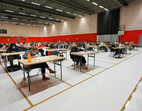 On campus examen in sporthallen GUSB