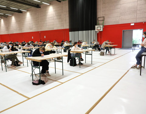 On campus examen in sporthallen GUSB