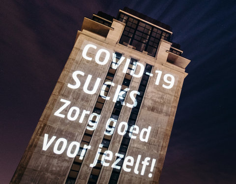 Corona projectie op Boekentoren, slogan 3