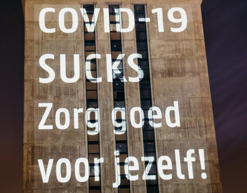 Corona projectie op Boekentoren, slogan 3