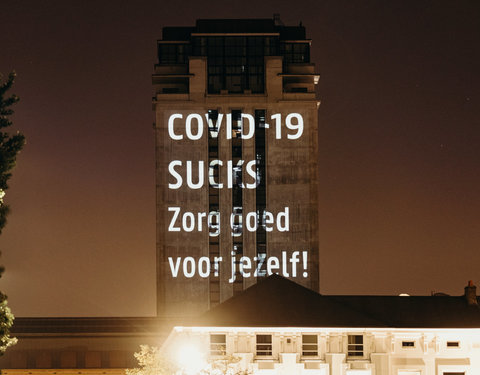 Corona projectie op Boekentoren, slogan 3