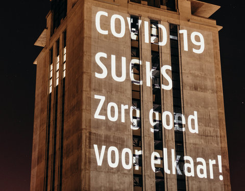 Corona projectie op Boekentoren, slogan 4