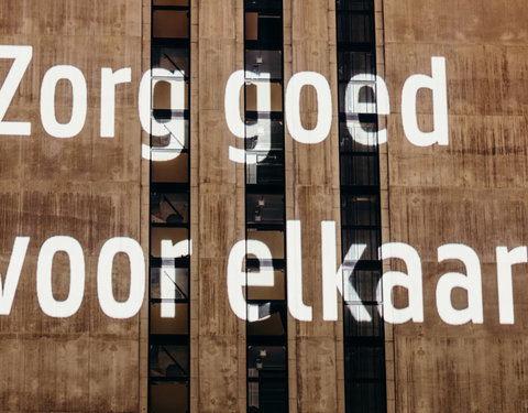 Corona projectie op Boekentoren, slogan 4