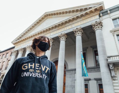 Sfeerbeelden met studenten in de stad tijdens covid-19