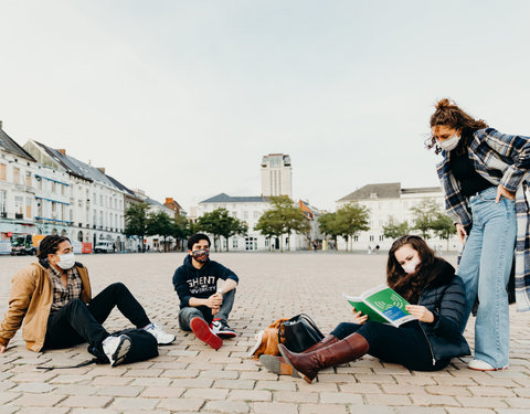 Sfeerbeeld met studenten in de stad