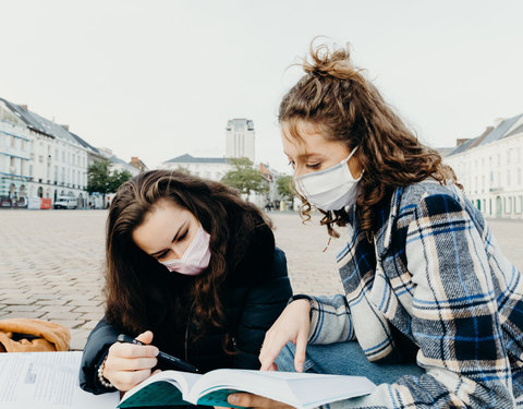 Sfeerbeeld met studenten in de stad