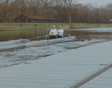 Koning Filip bezoekt roeitraining voor de Olympische Spelen