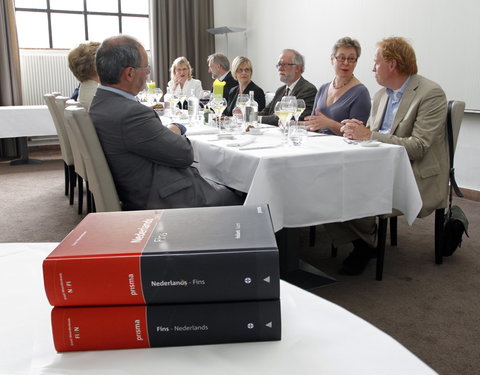 Bezoek Finse ambassadeur en voorstelling van woordenboek Fins-Nederlands/Nederlands-Fins-12825