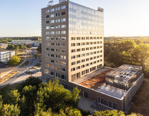 Drone opnamen van iGent gebouw met UGent en IMEC logo