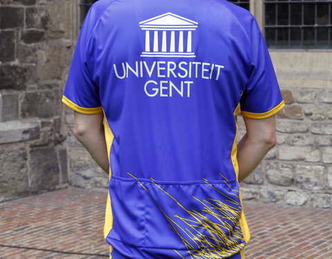 Overhandiging van het eerste exemplaar van de nieuwe UGent wieleroutfit-16649