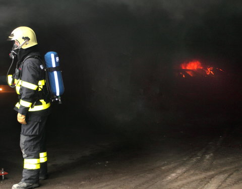 Brandproef in een nagebouwde, ondergrondse parkeergarage op het het terrein van Warringtonfirgent; een uniek experiment door Uni