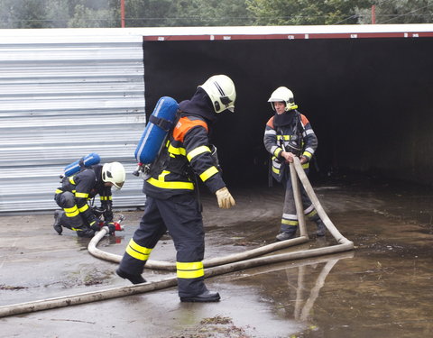 Brandproef in een nagebouwde, ondergrondse parkeergarage op het het terrein van Warringtonfirgent; een uniek experiment door Uni