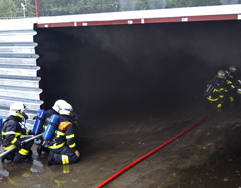 Brandproef in een nagebouwde, ondergrondse parkeergarage op het het terrein van Warringtonfirgent; een uniek experiment door Uni